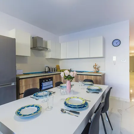 Spacious Brand New 3 Bdr 2 Bth H Apartment *