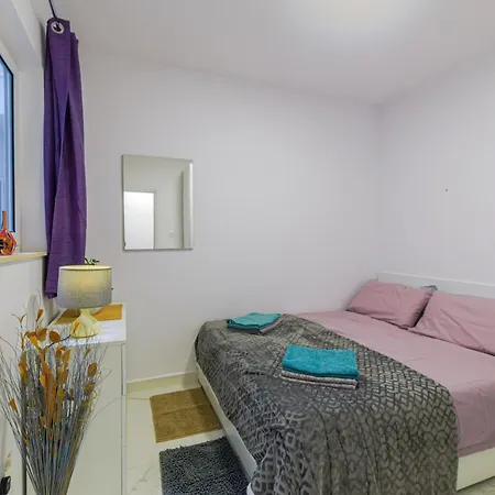 Spacious Brand New 3 Bdr 2 Bth H דירה *