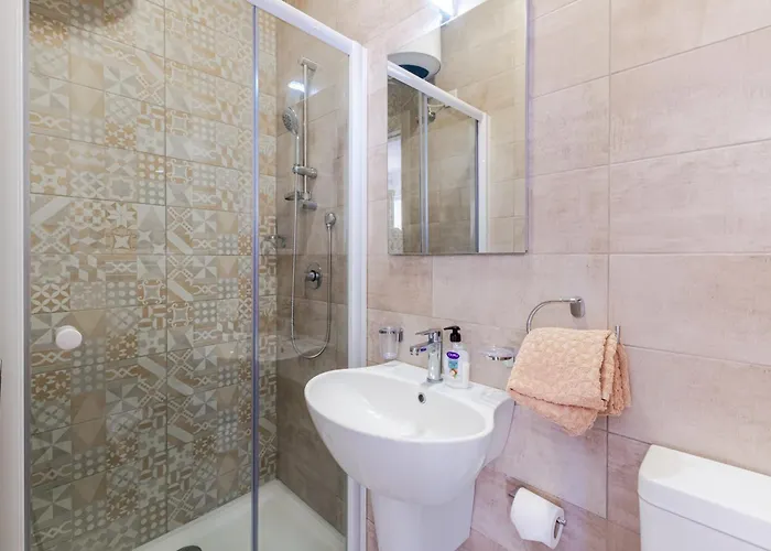 Apartament Spacious Brand New 3 Bdr 2 Bth H *