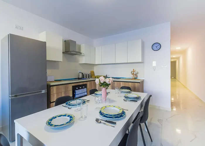 Spacious Brand New 3 Bdr 2 Bth H Apartment *