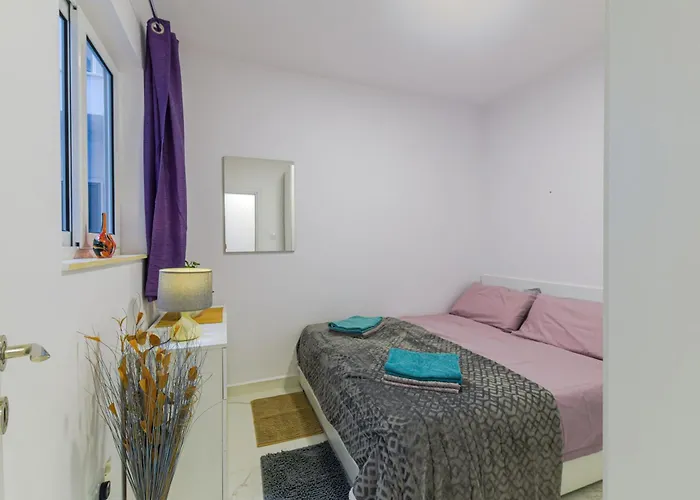 Spacious Brand New 3 Bdr 2 Bth H Apartment *