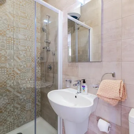 Daire Spacious Brand New 3 Bdr 2 Bth H *